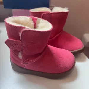 UGG KIDS Keelan II size 4 / 5