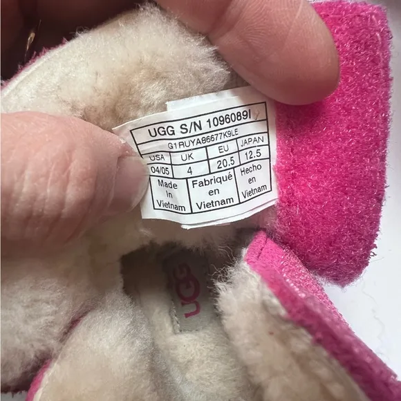 UGG KIDS Keelan II size 4 / 5