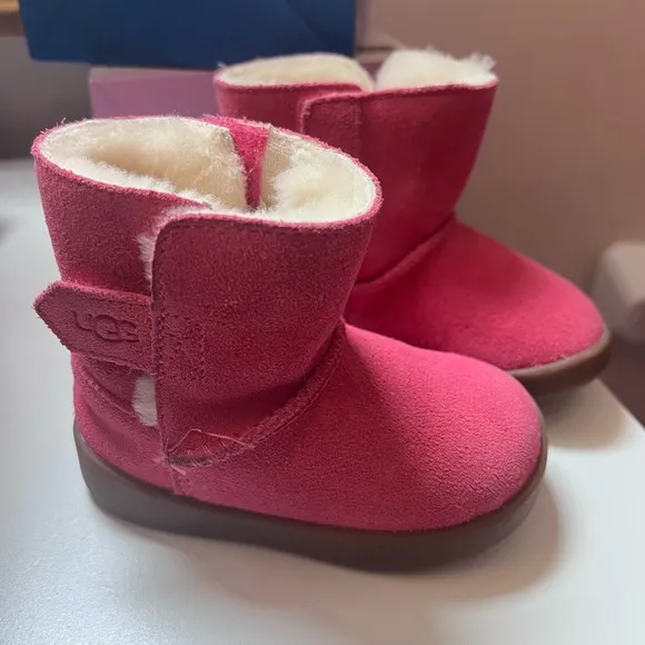 UGG KIDS Keelan II size 4 / 5