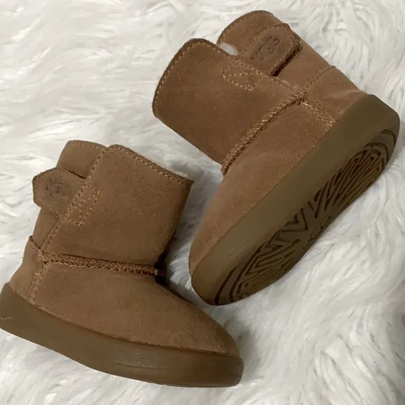 UGG Kids Tan Boots Shearling Lined hook &amp; loop closure size 2/3