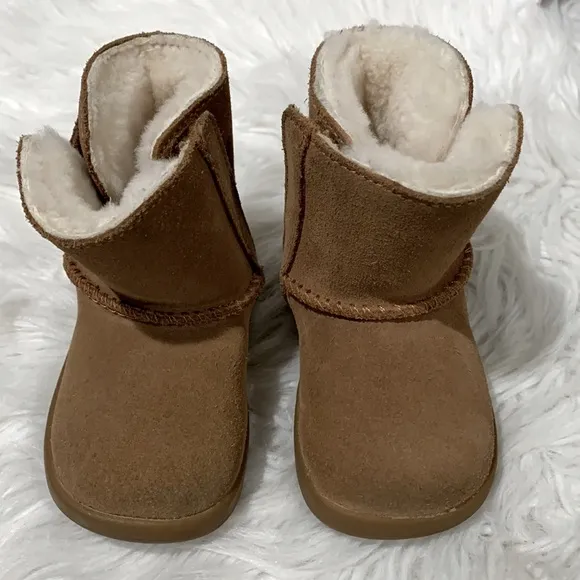 UGG Kids Tan Boots Shearling Lined hook &amp; loop closure size 2/3