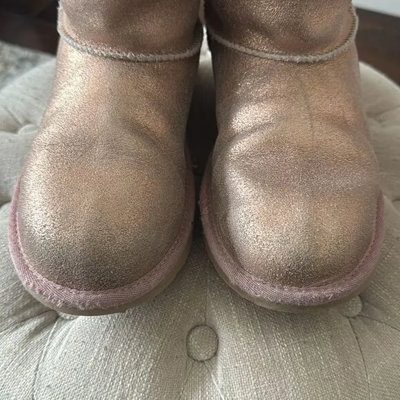 UGG Kids CLASSIC II BOOT METALLIC GLITTER - ROSE GOLD Size 7 or Women’s 8 or 9