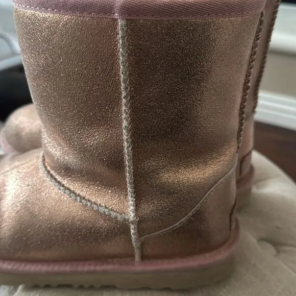 UGG Kids CLASSIC II BOOT METALLIC GLITTER - ROSE GOLD Size 7 or Women’s 8 or 9