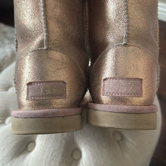 UGG Kids CLASSIC II BOOT METALLIC GLITTER - ROSE GOLD Size 7 or Women’s 8 or 9