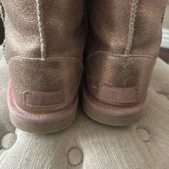 UGG Kids CLASSIC II BOOT METALLIC GLITTER - ROSE GOLD Size 7 or Women’s 8 or 9