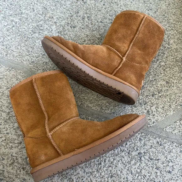 UGG Koolaburra Victoria short girl’s brown faux fur lined bow side boots size 2