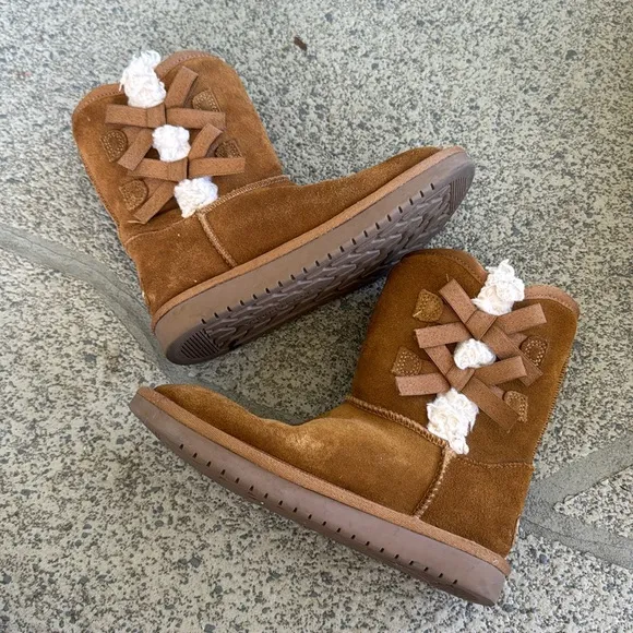 UGG Koolaburra Victoria short girl’s brown faux fur lined bow side boots size 2