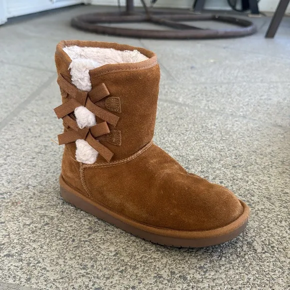 UGG Koolaburra Victoria short girl’s brown faux fur lined bow side boots size 2