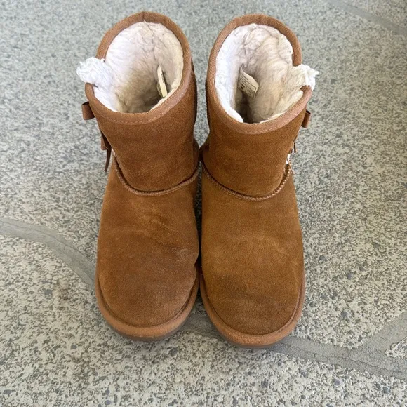UGG Koolaburra Victoria short girl’s brown faux fur lined bow side boots size 2