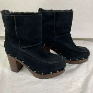 UGG Kouri Suede Sheepskin Clog Boots Women Black Sz 9 Platform Heel Studded Trim