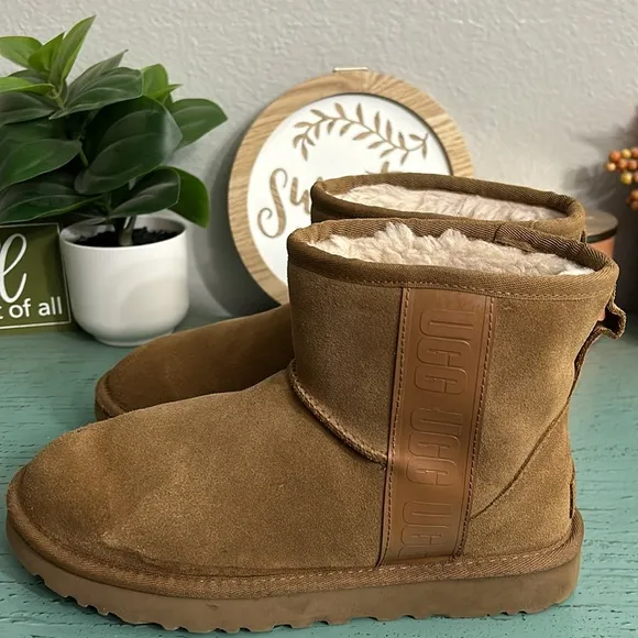 Ugg Logo Tape classic Mini Boots SZ 7