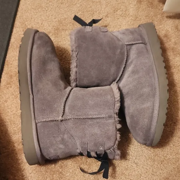 UGG Mini Continuity Bow Boots in Charcoal