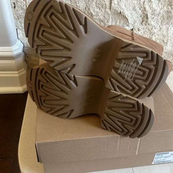 Ugg New Heights Suede Platform Boots Size 10 NWT