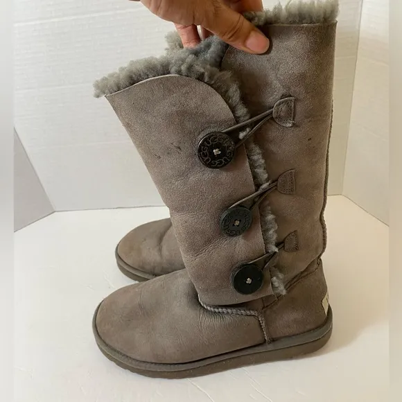 UGG PRE-OWNED WOMEN'S BAILEY BUTTON TRIPLET I GREY BOOTS SZ 7