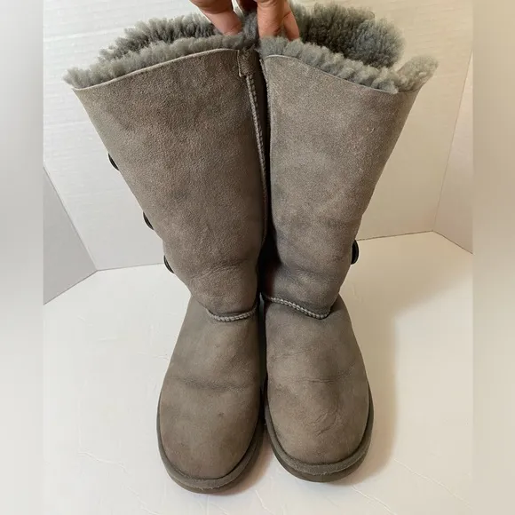 UGG PRE-OWNED WOMEN'S BAILEY BUTTON TRIPLET I GREY BOOTS SZ 7