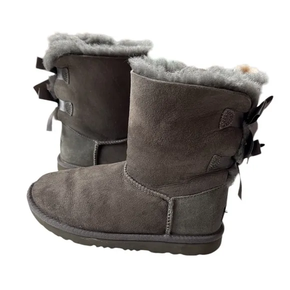 UGG SHORT BAILEY BOW GRAY SUEDE SHEEPSKIN BOOTS Youth size 4