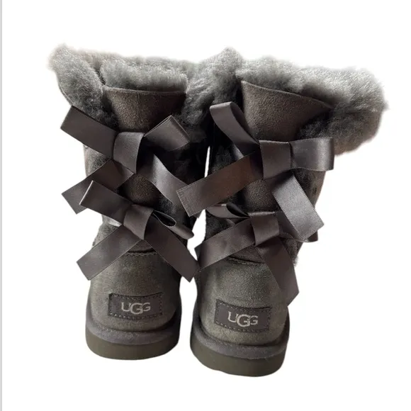 UGG SHORT BAILEY BOW GRAY SUEDE SHEEPSKIN BOOTS Youth size 4