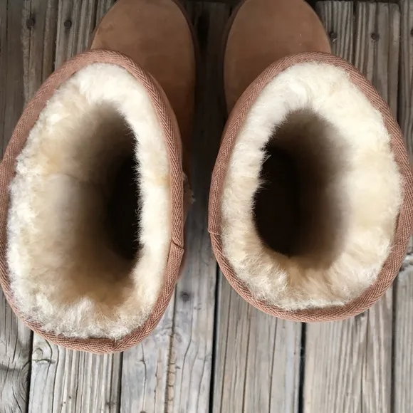 Ugg Short Beige Boots Chestnut Classic Size 9 (Fits like an 8 or 8.5)