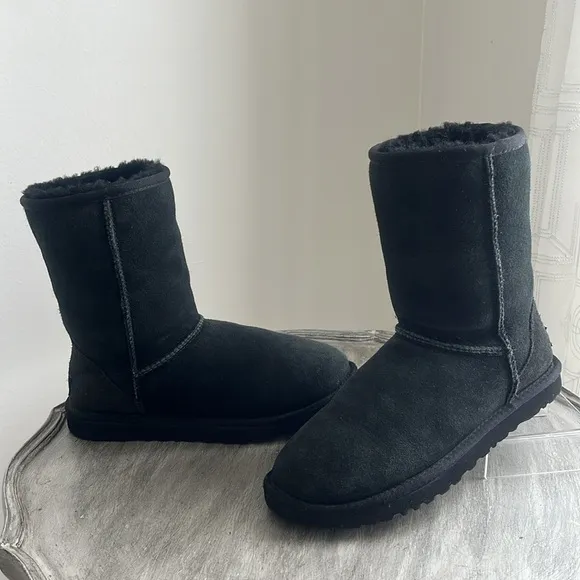 UGG short classic Sherpa warm winter black boots size 6 Uggs