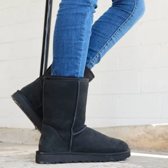 UGG short classic Sherpa warm winter black boots size 6 Uggs