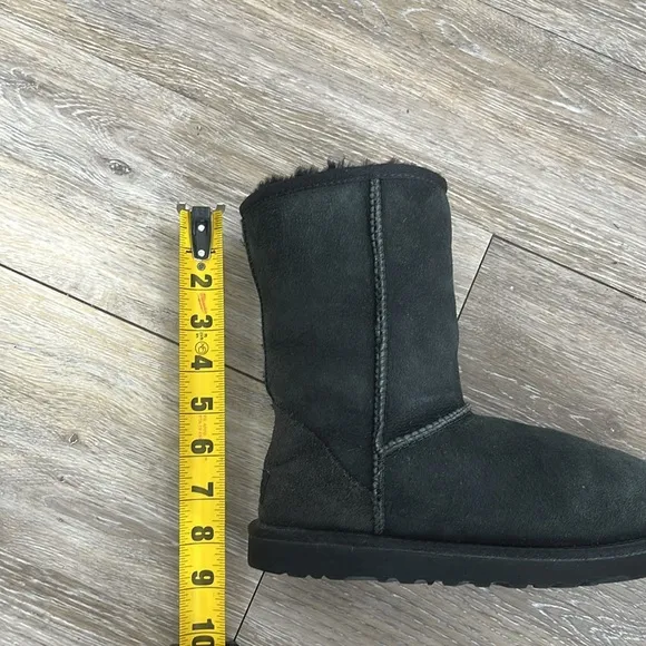 UGG short classic Sherpa warm winter black boots size 6 Uggs