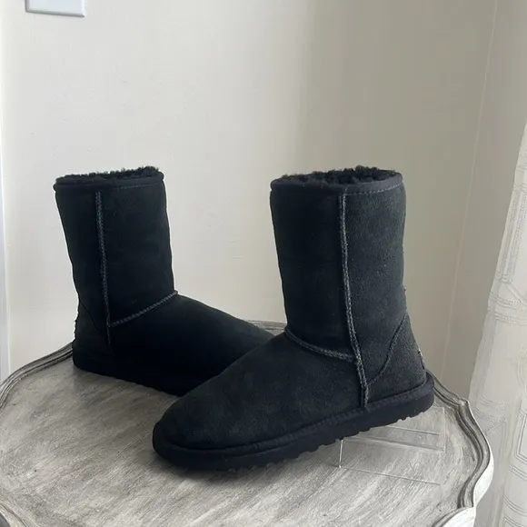 UGG short classic Sherpa warm winter black boots size 6 Uggs