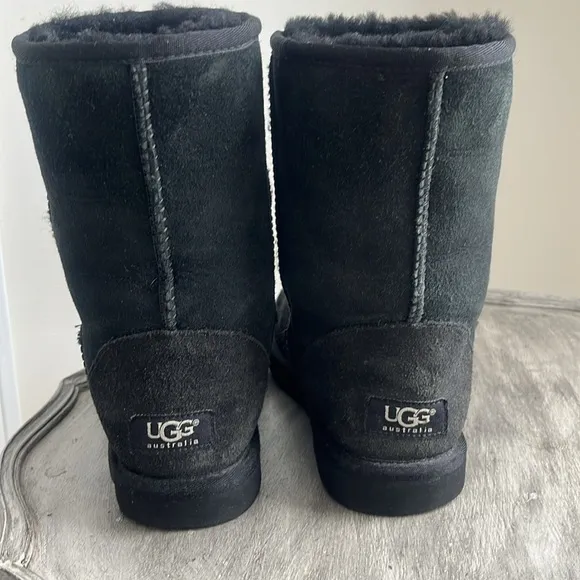 UGG short classic Sherpa warm winter black boots size 6 Uggs