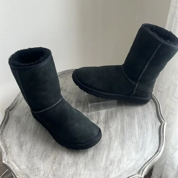 UGG short classic Sherpa warm winter black boots size 6 Uggs