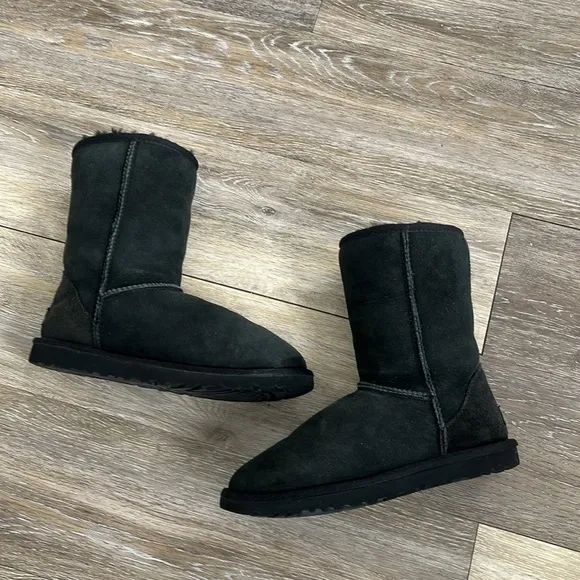 UGG short classic Sherpa warm winter black boots size 6 Uggs