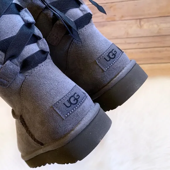 UGG Short Continuity Bow Boots In Charcoal