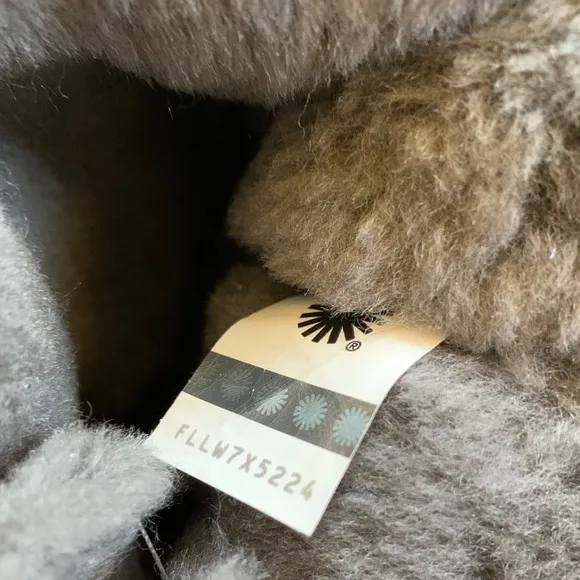 UGG Short Continuity Bow Boots In Charcoal