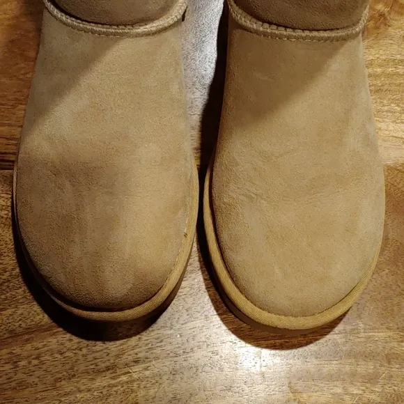 UGG Short Gold Glitter Suede Boots Size 6