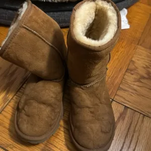 Ugg Short Women’s Boots Size 7