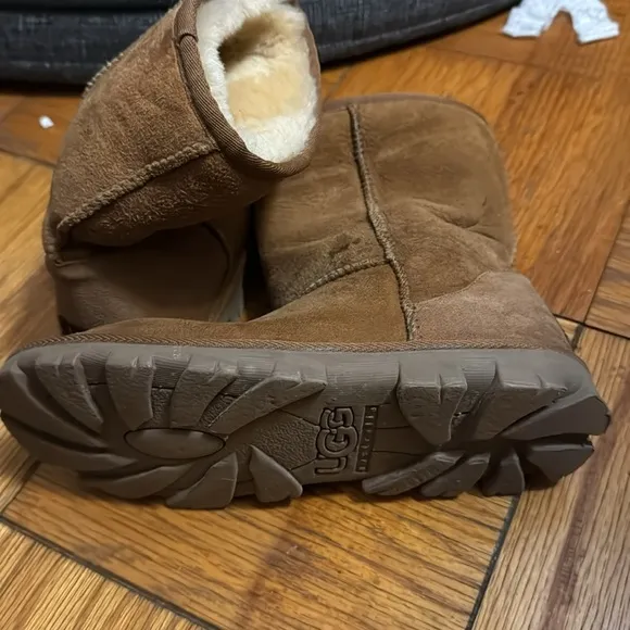 Ugg Short Women’s Boots Size 7