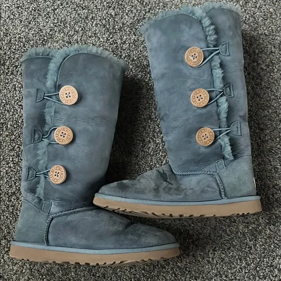 Ugg size 8 Women's light Blue Shearling Boots