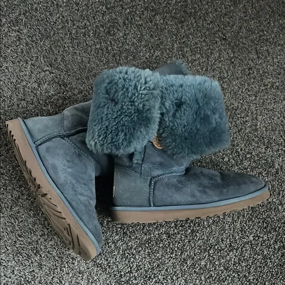 Ugg size 8 Women's light Blue Shearling Boots
