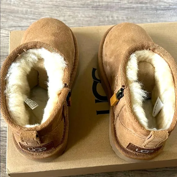 UGG Ultra Mini Kids Boots- chestnut