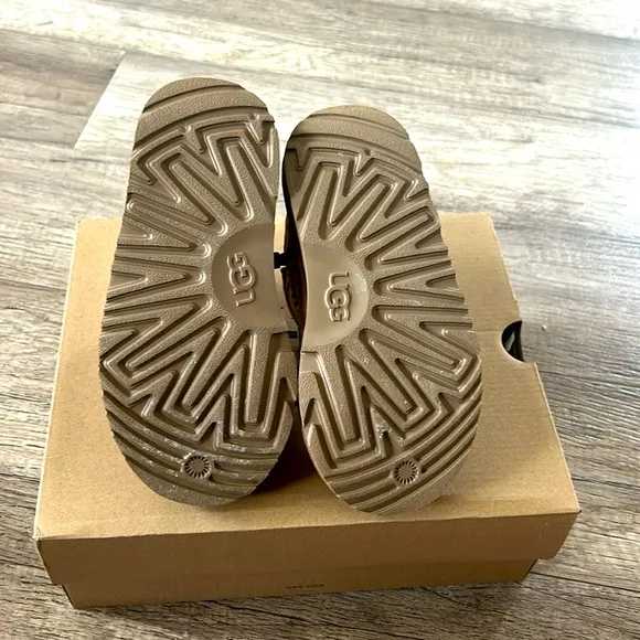 UGG Ultra Mini Kids Boots- chestnut