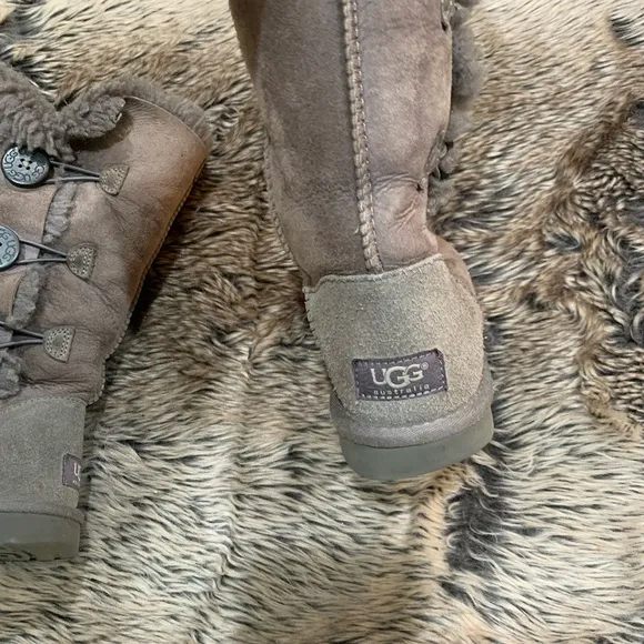 UGG WOMEN'S BAILEY BUTTON TRIPLET BOOTS Gray 1873 Size 6