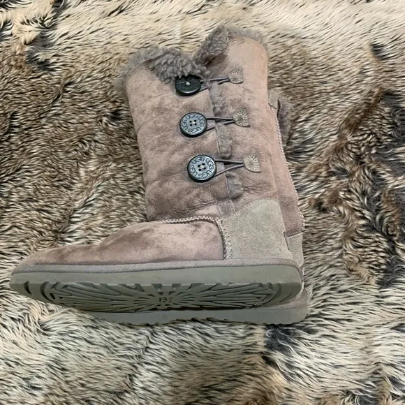 UGG WOMEN'S BAILEY BUTTON TRIPLET BOOTS Gray 1873 Size 6