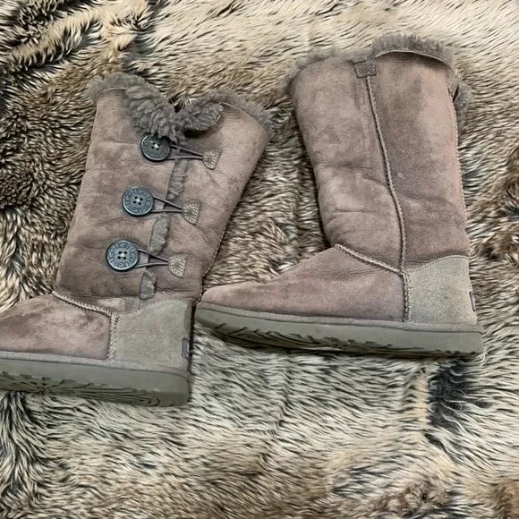 UGG WOMEN'S BAILEY BUTTON TRIPLET BOOTS Gray 1873 Size 6