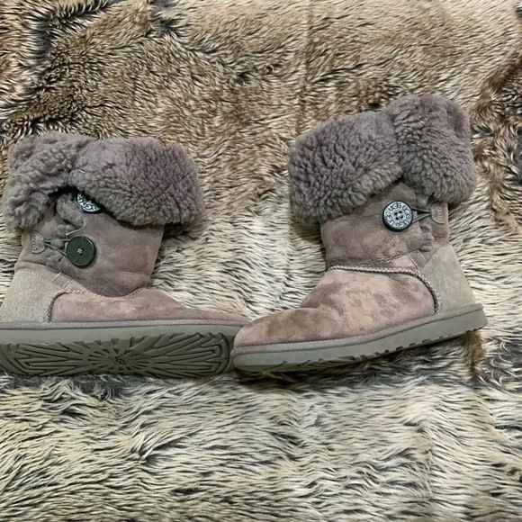 UGG WOMEN'S BAILEY BUTTON TRIPLET BOOTS Gray 1873 Size 6