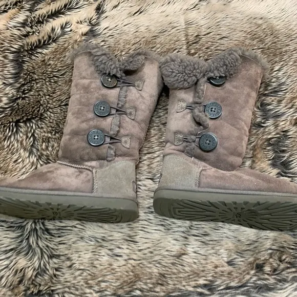 UGG WOMEN'S BAILEY BUTTON TRIPLET BOOTS Gray 1873 Size 6