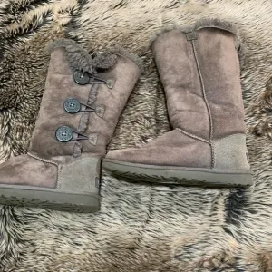 UGG WOMEN'S BAILEY BUTTON TRIPLET BOOTS Gray 1873 Size 6