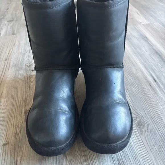 UGG Womens Classic Short 1005093 Pull On Leather Black Boots Size US 8