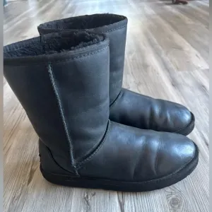 UGG Womens Classic Short 1005093 Pull On Leather Black Boots Size US 8
