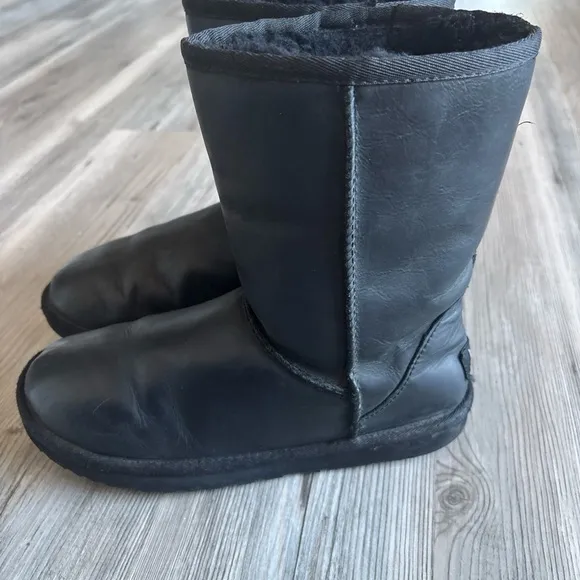 UGG Womens Classic Short 1005093 Pull On Leather Black Boots Size US 8