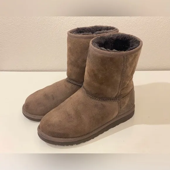 UGG Women’s Classic Short II Chocolate Suede Boots Size 4