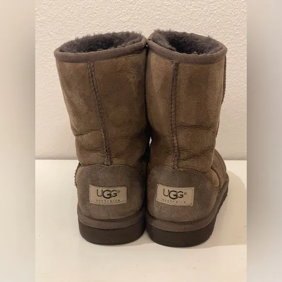 UGG Women’s Classic Short II Chocolate Suede Boots Size 4