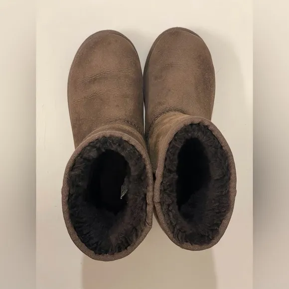 UGG Women’s Classic Short II Chocolate Suede Boots Size 4